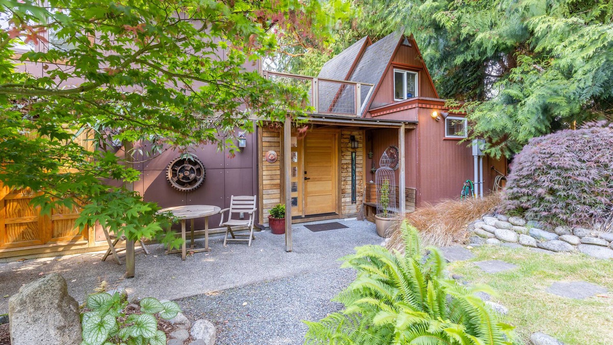 Langley Cottage | Heron Rook Cottage - Art Filled Retreat
