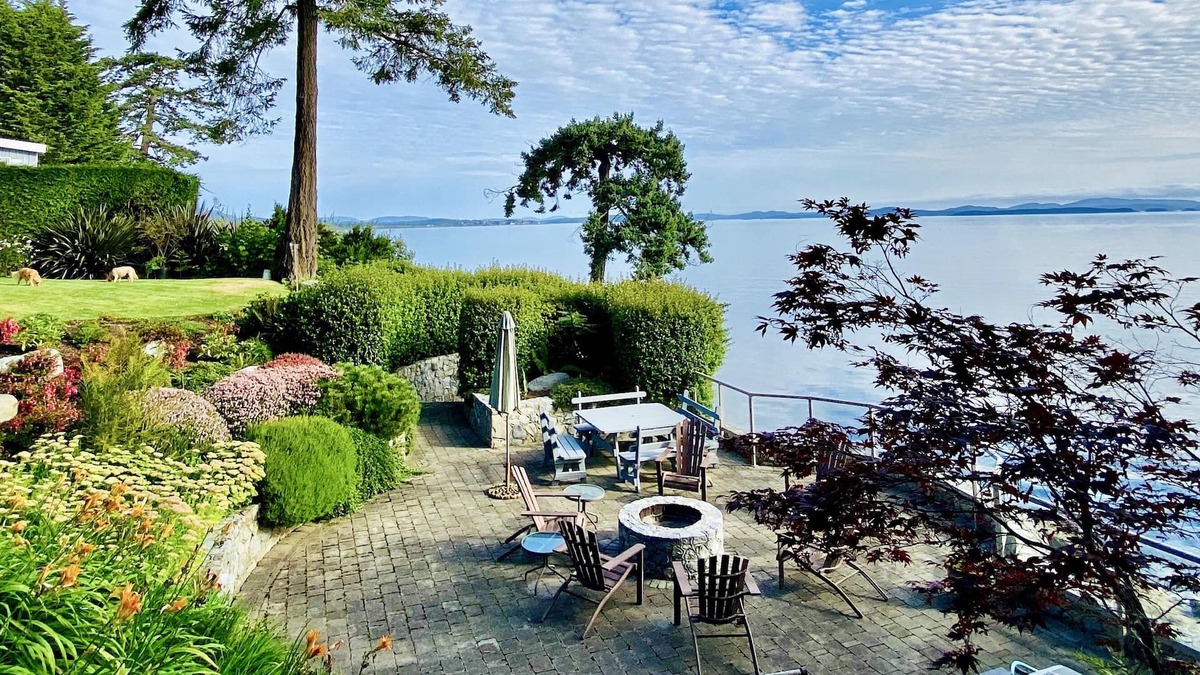 Saanichton House | Heron's Retreat - Tranquil Oceanfront Estate
