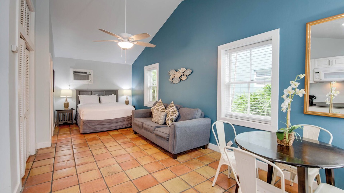 Uptown - Upper Duval Cottage | Heron Suite | Vibrant Retreat, Hot Tubs, Steps from Duval Street!