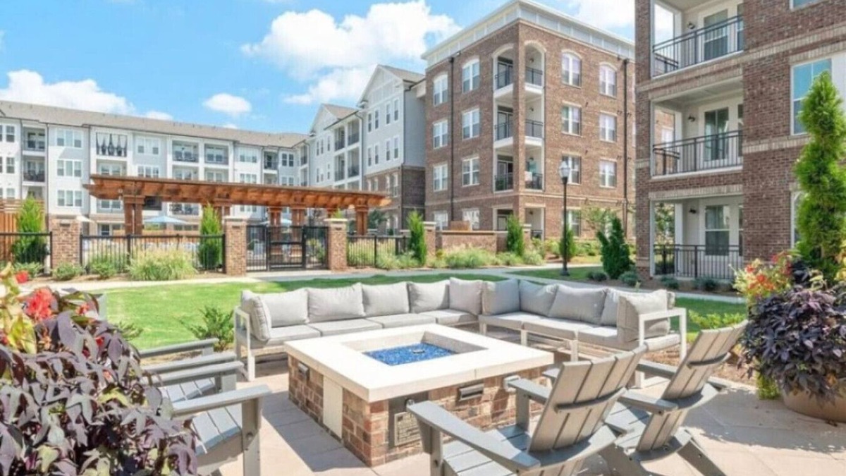 Cornelius Apartment | Herons Perch, Elevators, Pool, Gym