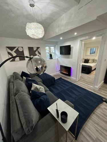 Hertingfordbury Villa | HERTFORD House with garden parking pet friendly pool room