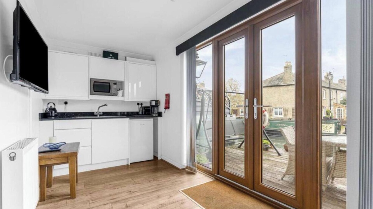 Hertford Apartment | Hertford - Sleeps 2 - 92 Walking Score - Garden