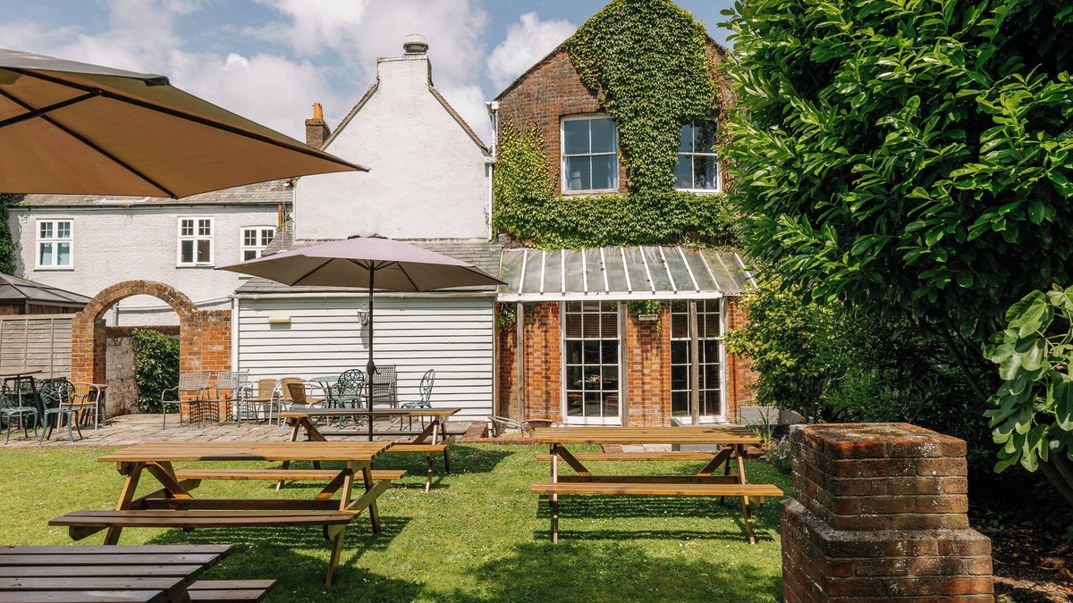 Newport Hotel | Hewitt's Restaurant & Rooms