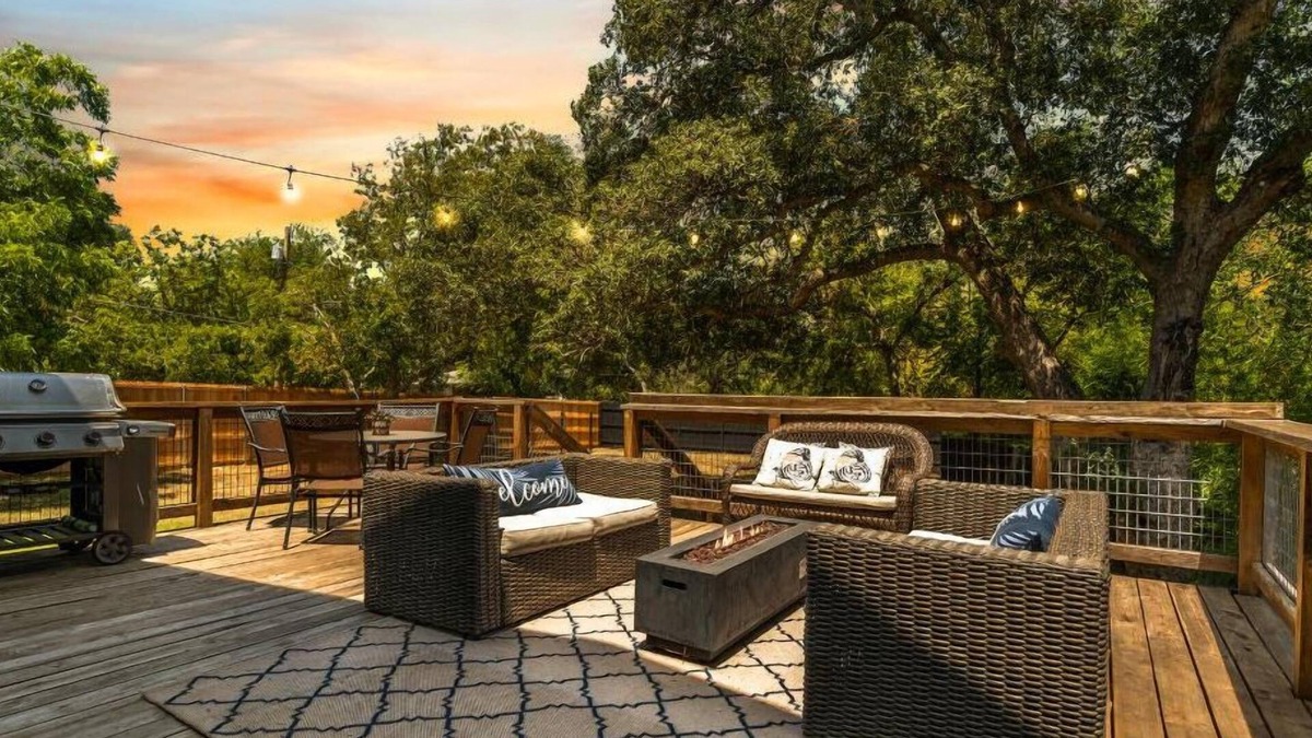 North Waco House | HGTV’s “LITTLE HOUSE” w/huge deck, fire table, grill