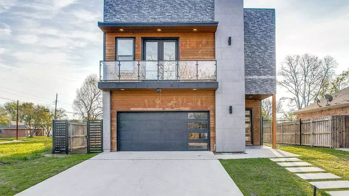 West Dallas Villa | HGTV’s House Hunters Dream: 4BR with Poker Table and Firepit