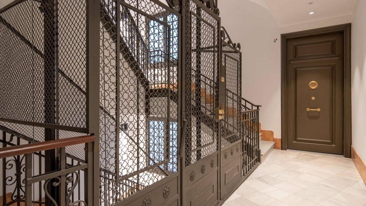 Sant Pere Apartment | HHBCN Layetana Luxury Apartment #1