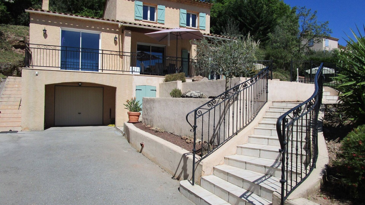 Bagnols-en-Foret Villa | Hibernate in a Villa facing south and fenced 15 km from the Côte d'Azur. 6 adults + baby