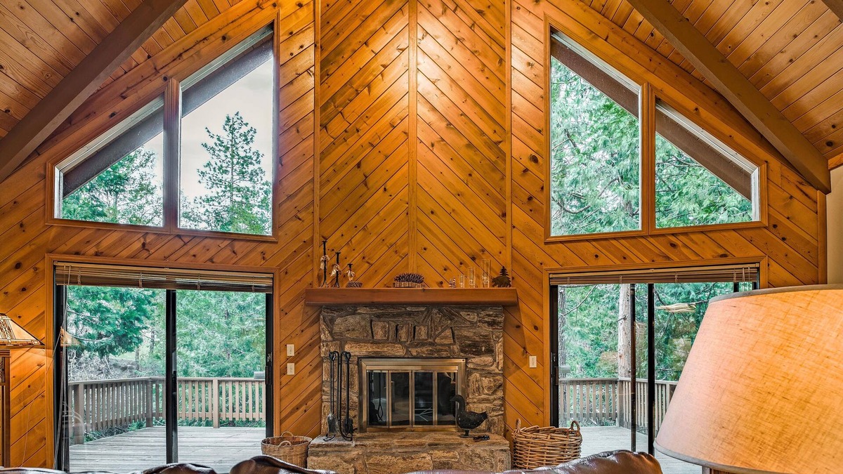 Arnold Cabin | Hibernation Hideaway ~ Pet Friendly w/ A/C!