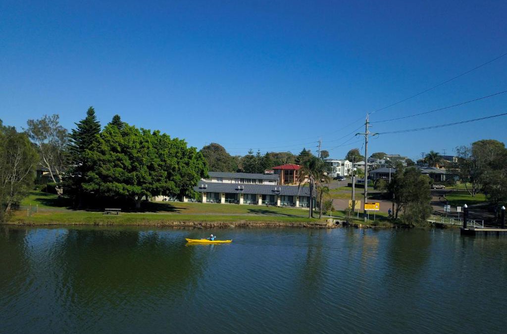 Budgewoi Hotel | Hibiscus Lakeside Motel