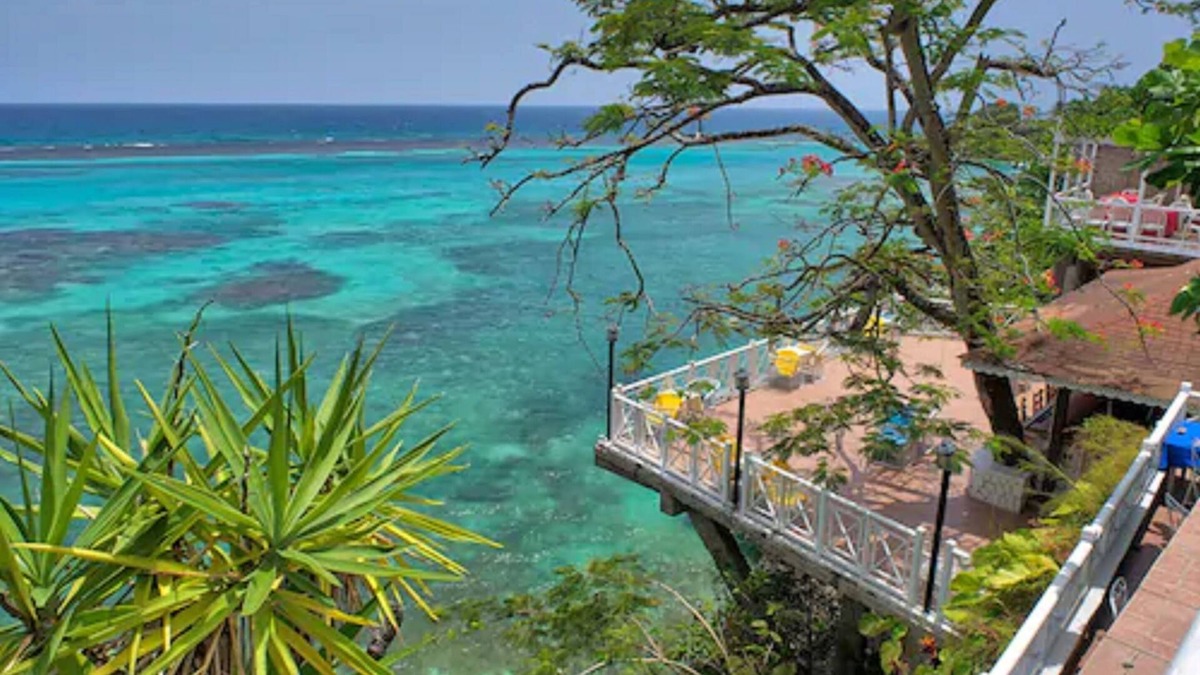 Ocho Rios Hotel | Hibiscus Lodge
