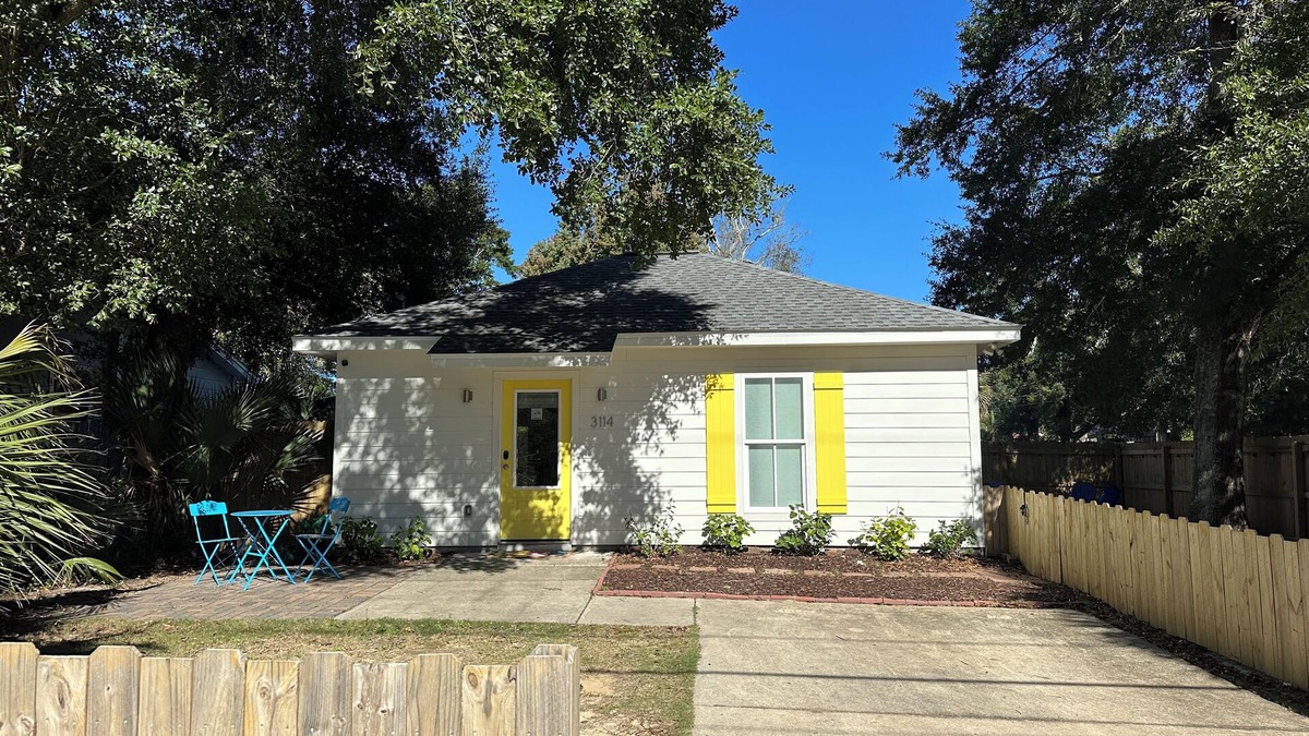 East Pensacola Heights Cottage | Hibiscus Sunrise Cottage - Walk to local dining & Bayou Texar, Close to downtown