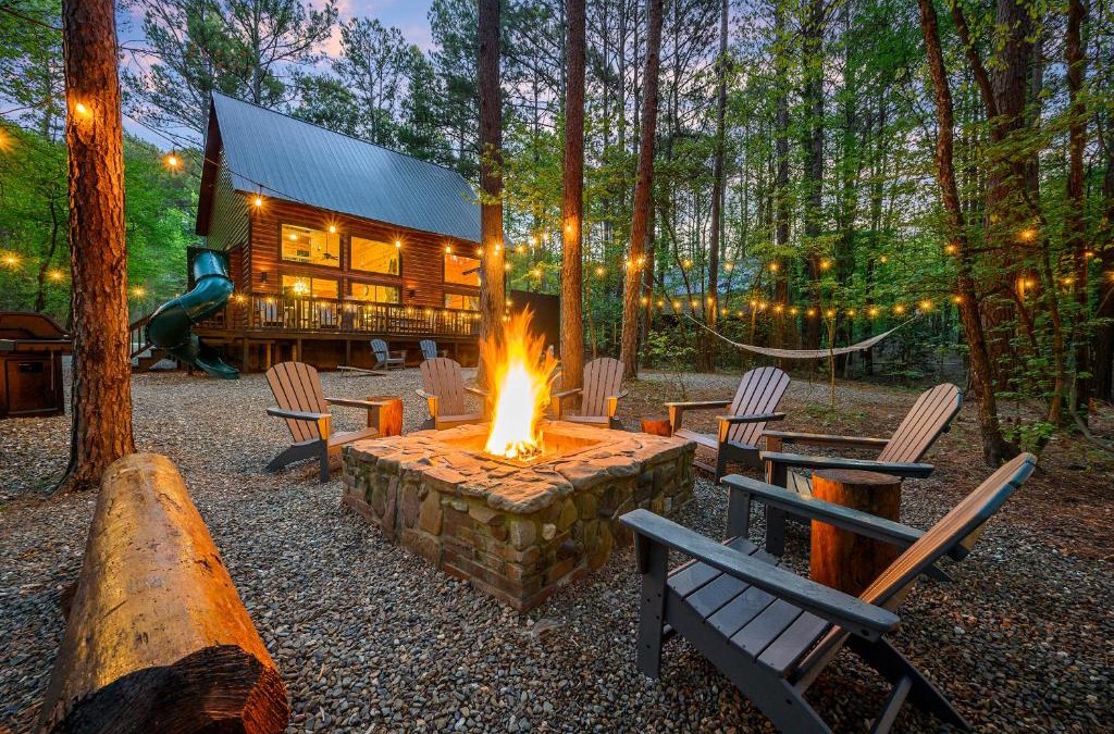 Broken Bow House | Hickory Bear - Cabin surrounded by pines, Sleeps 10, Hot Tub, Fire Pit, Arcade, Foosball Table & Deck Slide
