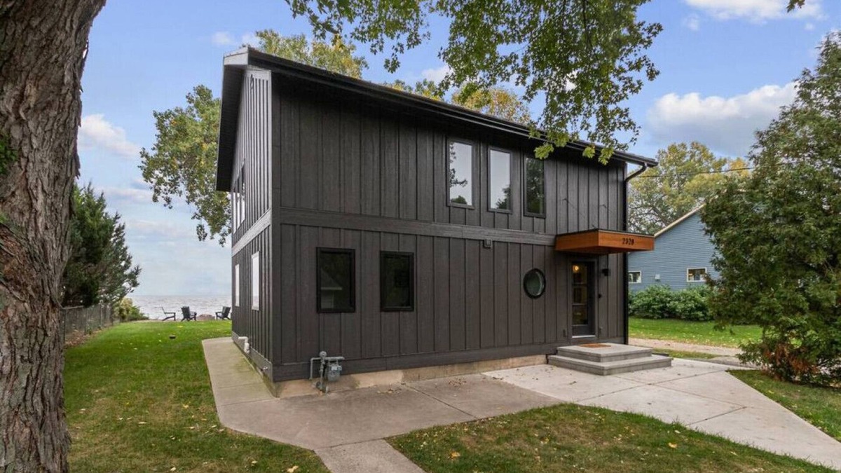 Oshkosh House | Hickory On The Lake- Beautiful home on Lake Winnebago