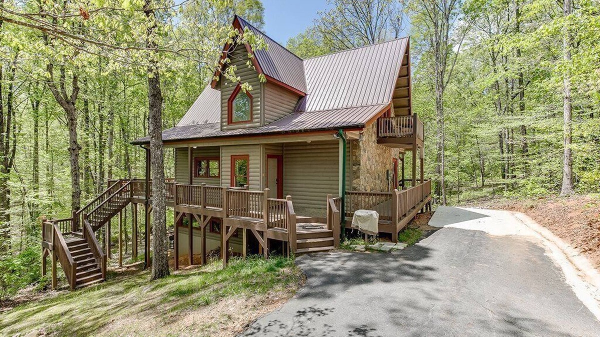 Cleveland Cabin | Hickory Woods- Private Couples Paradise, Huge Hot Tub, Pool Table and Frieplace