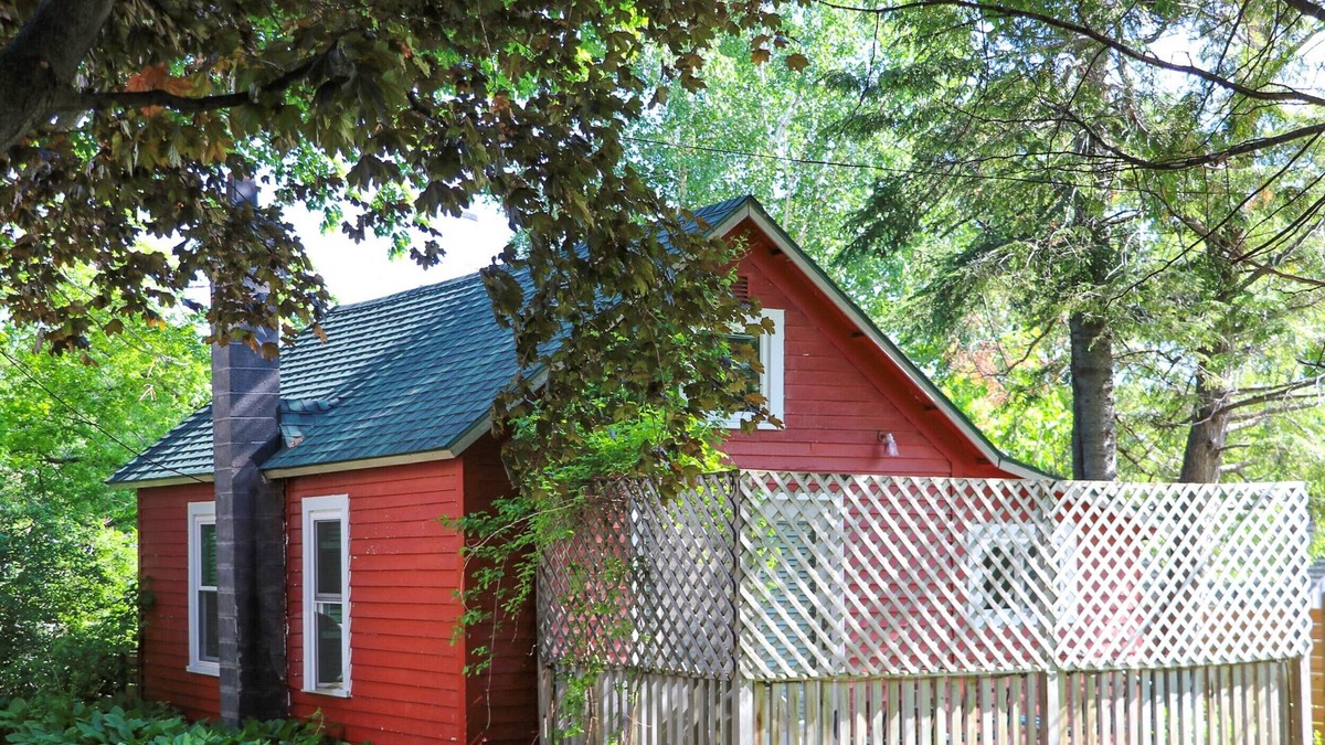 Bayfield Cottage | Hidden Cottage downtown Bayfield, Walk to Everything!!! 1/2 block from Lake.