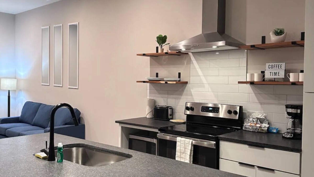 Urbandale Nations Condo | Hidden gem: 10 mins to broadway
