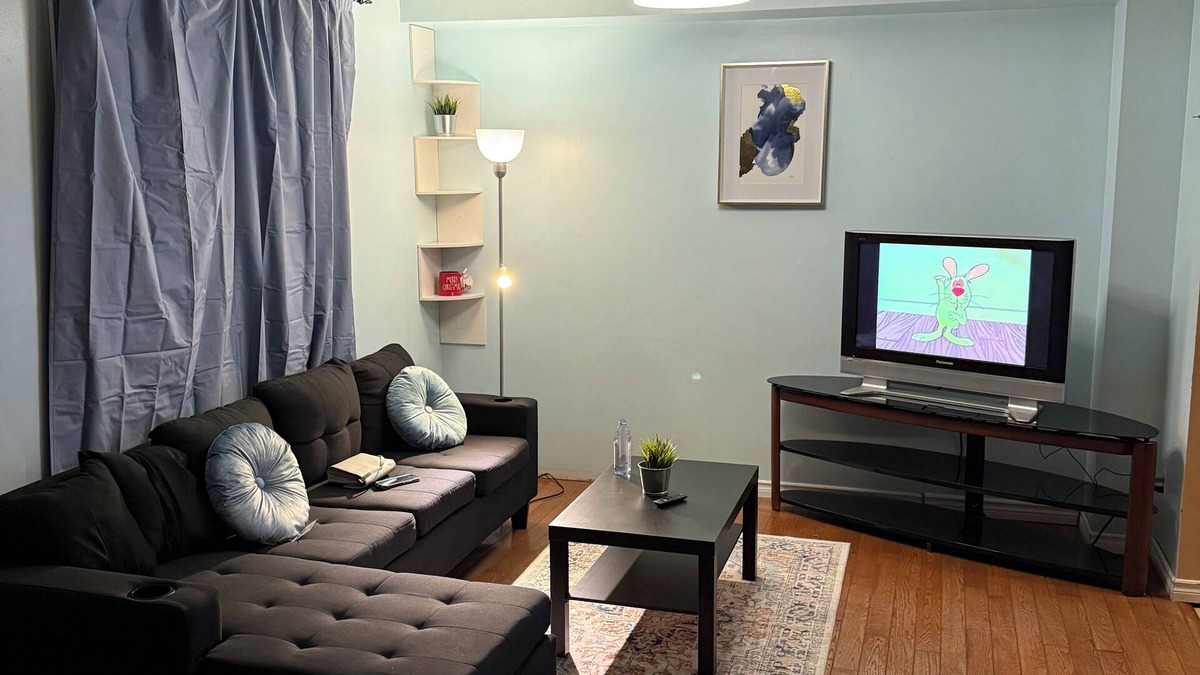 Belleville House | Hidden Gem in Belleville Huge Backyard!