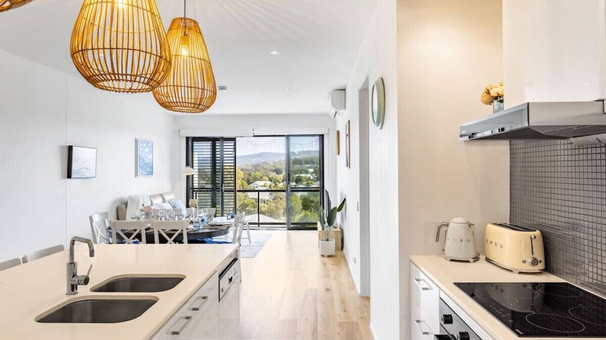 Robina Apartment | Hidden Gem MountView Golf Modern 3B Home w/Parking