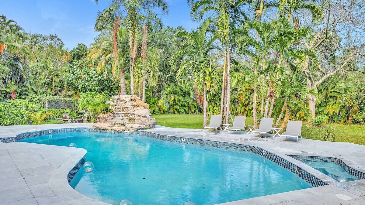 Fort Lauderdale Villa | Hidden Getaway Pool Home on 1.5 acres near all. Sleeps 17. Pool, ping pong etc.