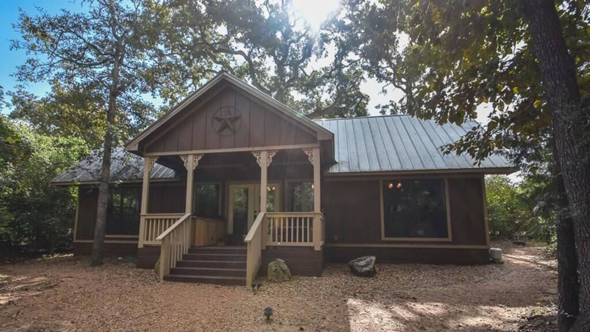 Brenham Cabin | Hidden Grove Secluded Cabin features a Private Hot Tub at Scenic Hill Retreat