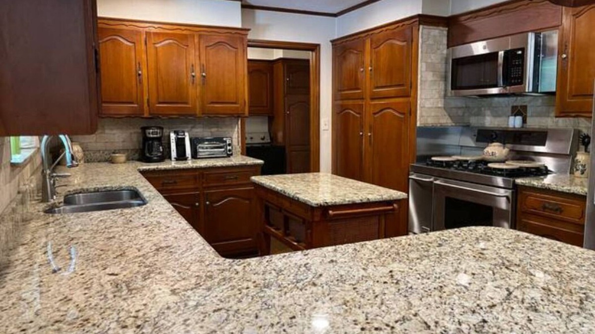 Norman House | Hidden Jewel! Walk to OU, Hot Tub, Pool Table, Huge back yard, Outdoor Fireplace