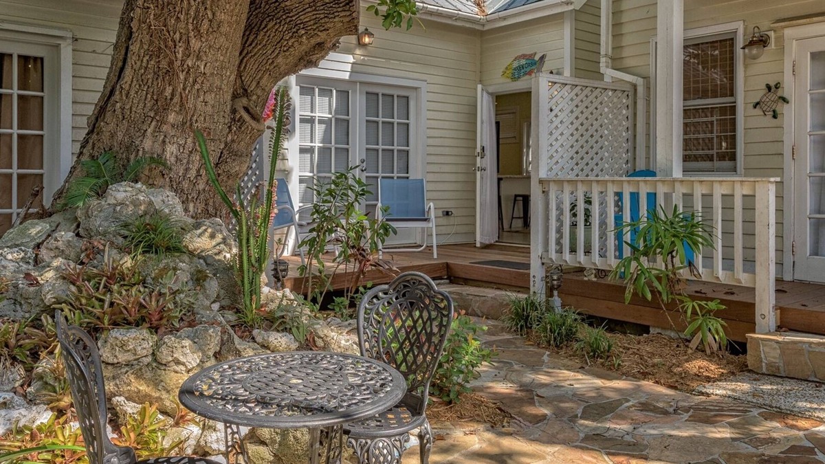 Old Town Cottage | HIDDEN OASIS 3 blocks from Duval