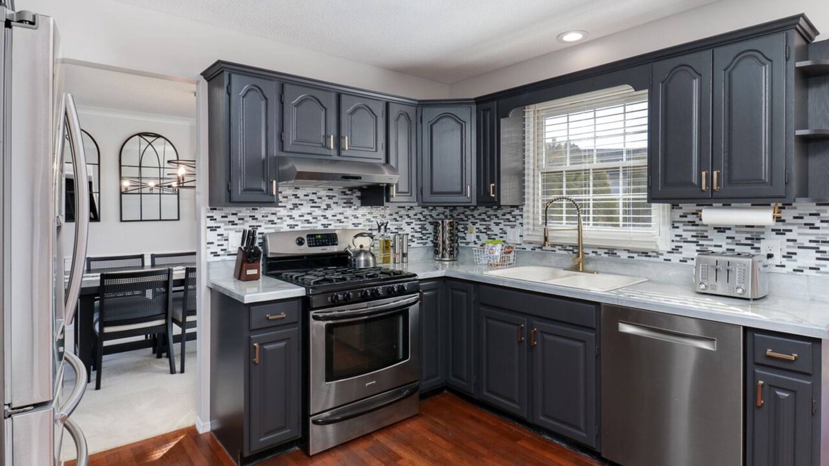 Normal House | HIDDEN OASIS- Heated pool, theater, modern amenities and sleeps 14+