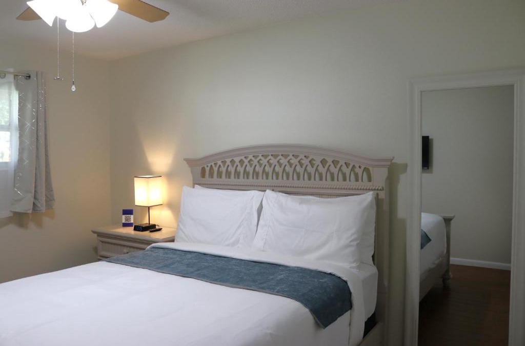 Lakeland Apartment | Hidden Sapphire-Apartment with Kitchen and Laundry