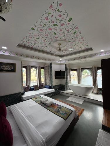 Lake Swaroop Sagar Hotel | Hide-In Udaipur - A Lake View Boutique Hotel