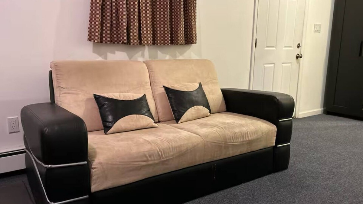 Levittown Apartment | Hideaway and Quiet 1B1B with private entrance room in a house