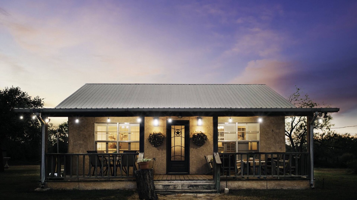 Fowlerton Cabin | Hideaway in Hindes, TX Private CountryStay Electric Gate Great Work Housing 3 BR