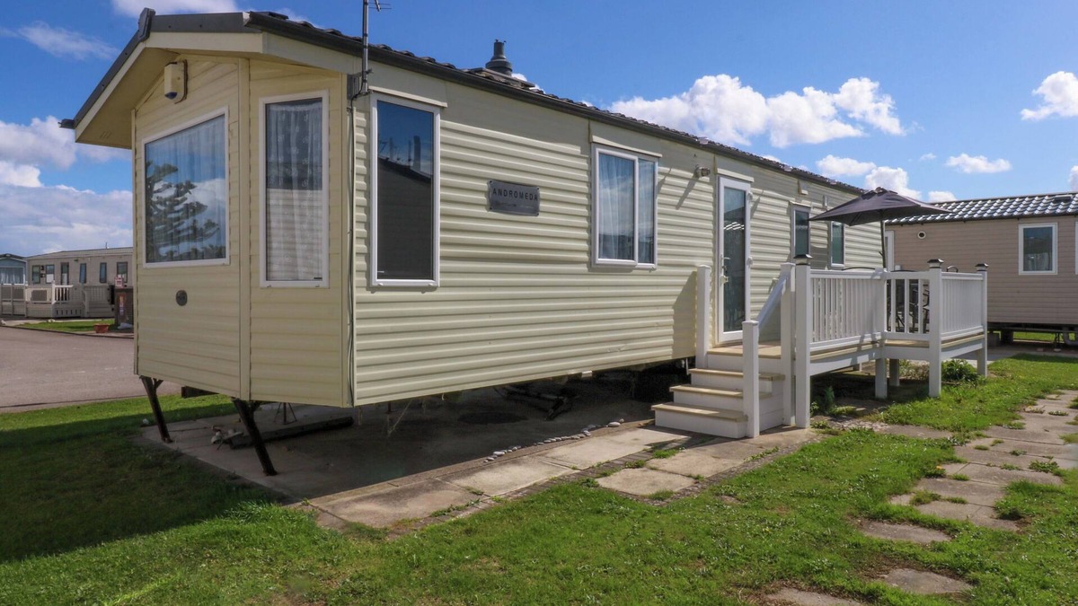 Towyn Cottage | HIDEAWAY LODGE, pet friendly, country holiday cottage in Abergele