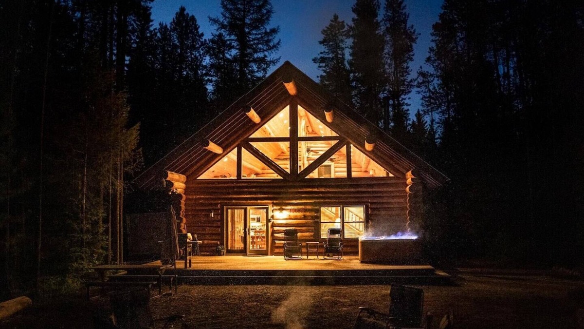 West Glacier House | Hideaway - West Glacier Log Home – Private Hot Tub