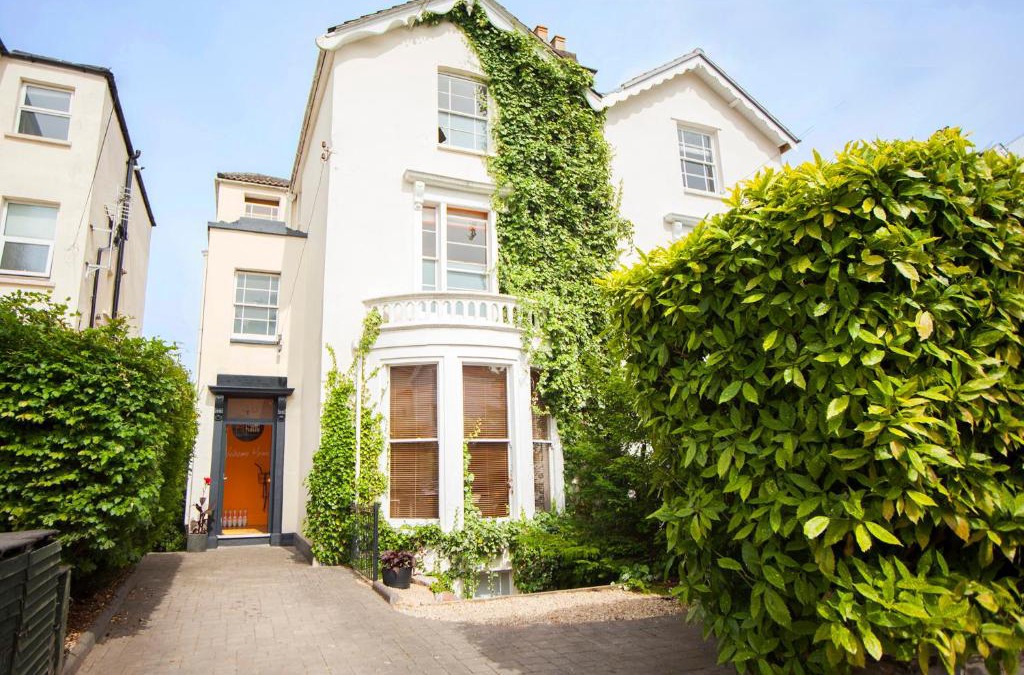 Bristol House | higgihaus 5 Bed Sleeps up to 14 Big Groups Best Location
