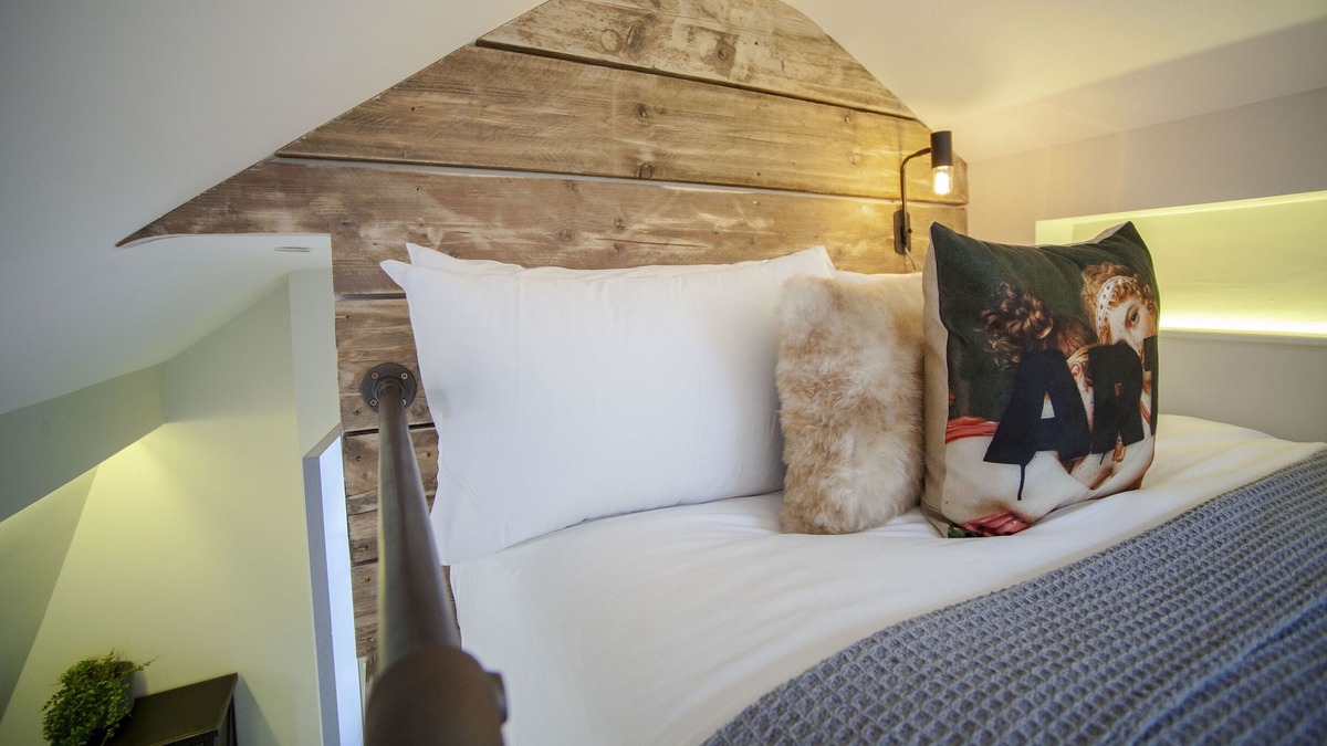 Bristol Old City Apartment | higgihaus (Apartment 5, Clare Street). Aparthotel. Central Location.