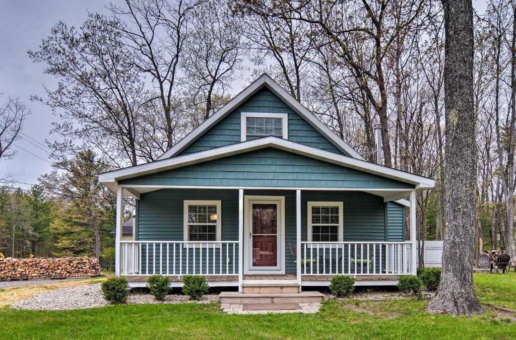Higgins Lake House | Higgins Lake Area Cabin with Fire Pit and Yard!