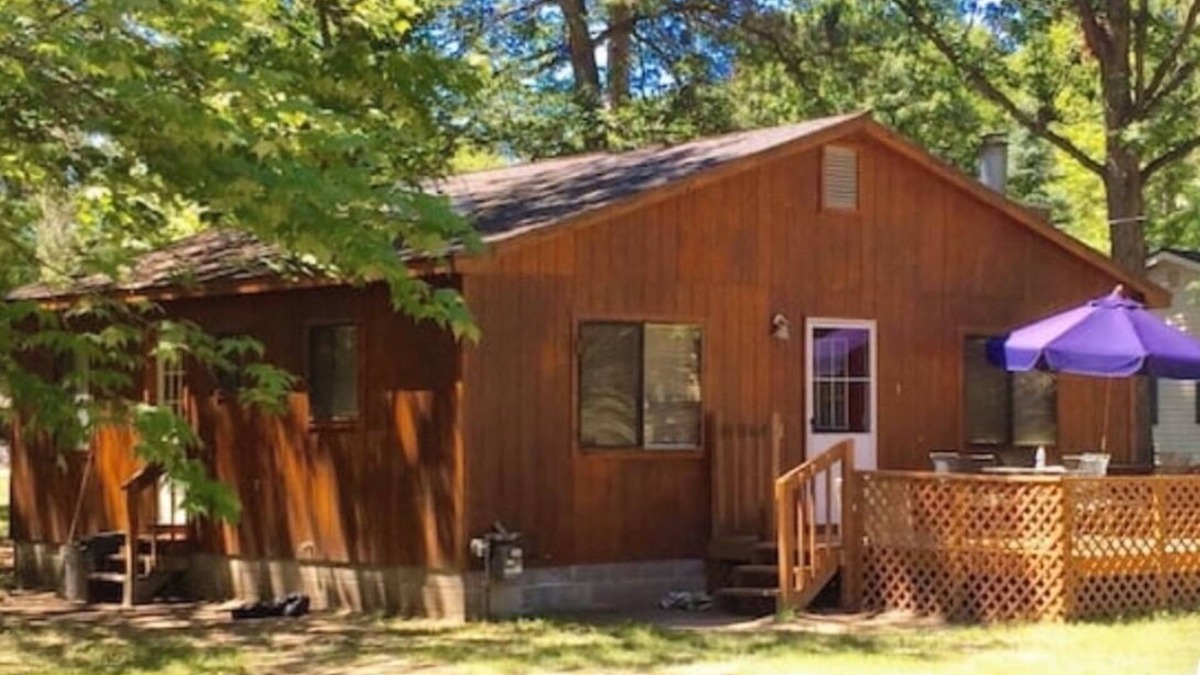 Higgins Lake Cabin | Higgins Lake Rustic Cabin near Kelly Beach