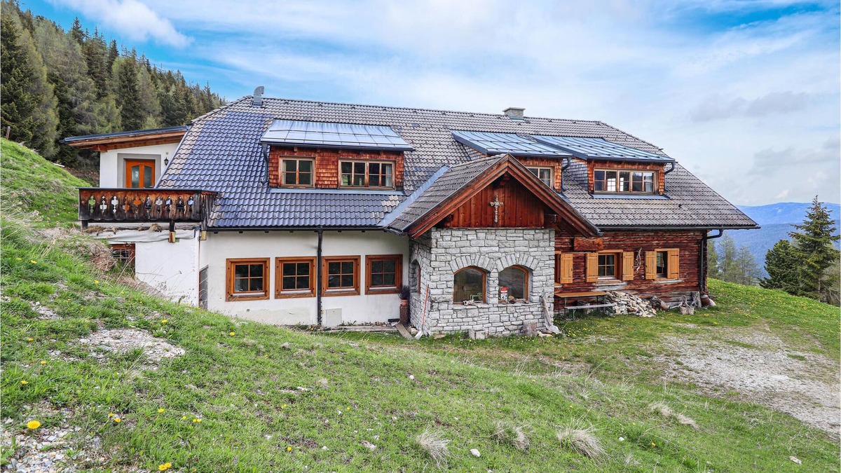 Mauterndorf Apartment | High above the village of Mauterndorf in Salzburger Land lies this old farmhouse on a hillside in th