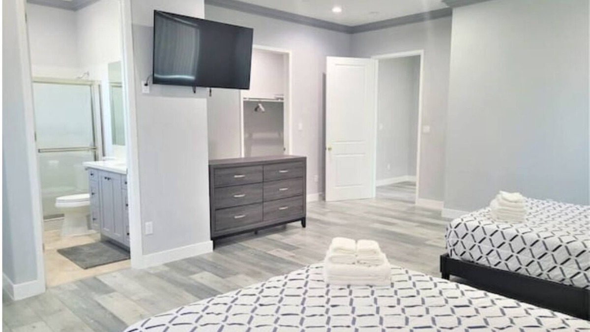 Garden Grove House | High Ceiling*2-levels Home*5 miles to Disneyland