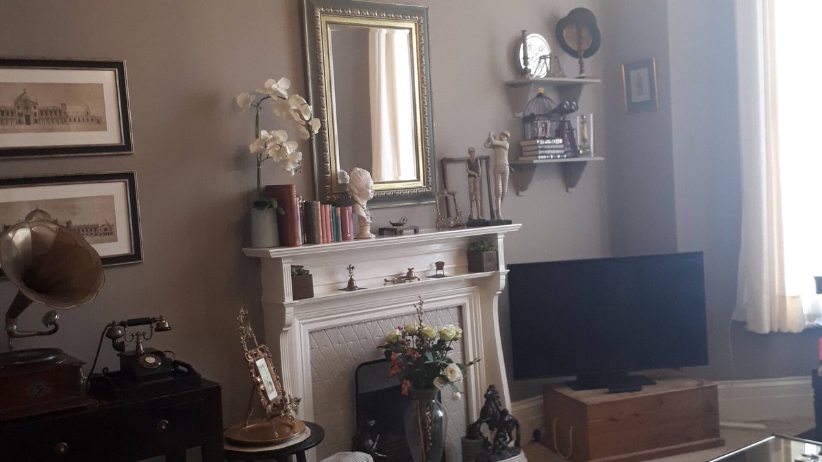 West Kensington Apartment | high ceiling, cosy apartment for a couple or single person