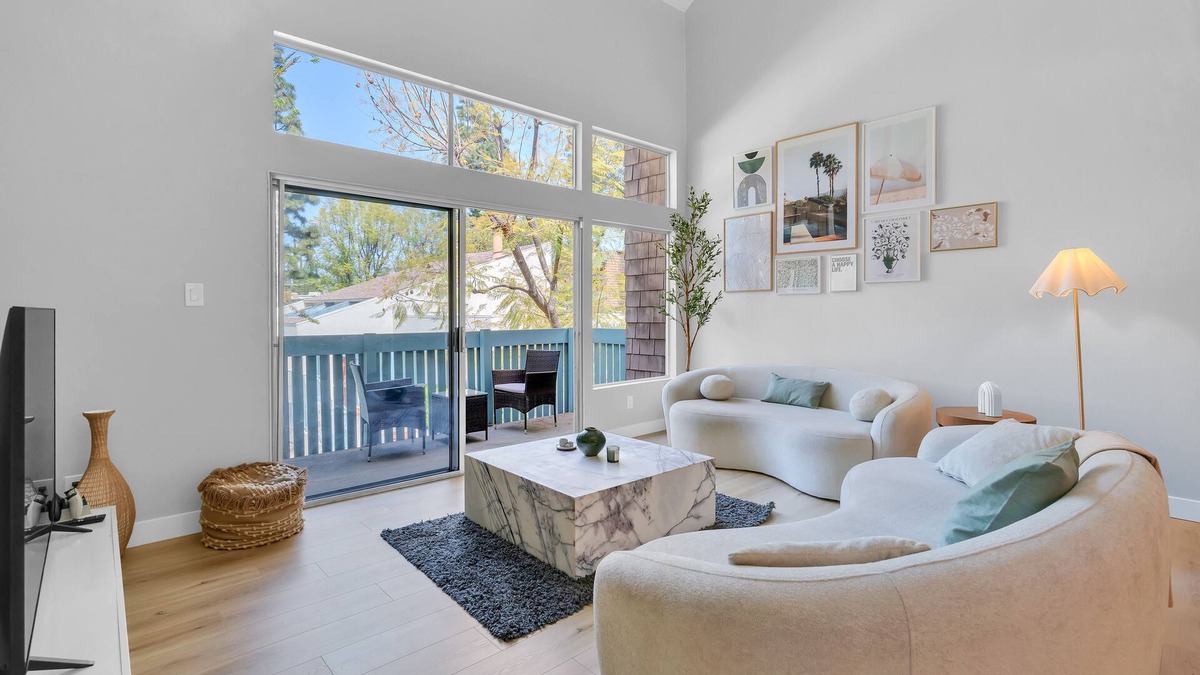 Tarzana Condo | High Ceilings 3BR with Loft-2 Baths Pool & Jacuzzi