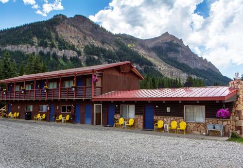 Cooke City-Silver Gate Hotel | High Country Motel and Cabins