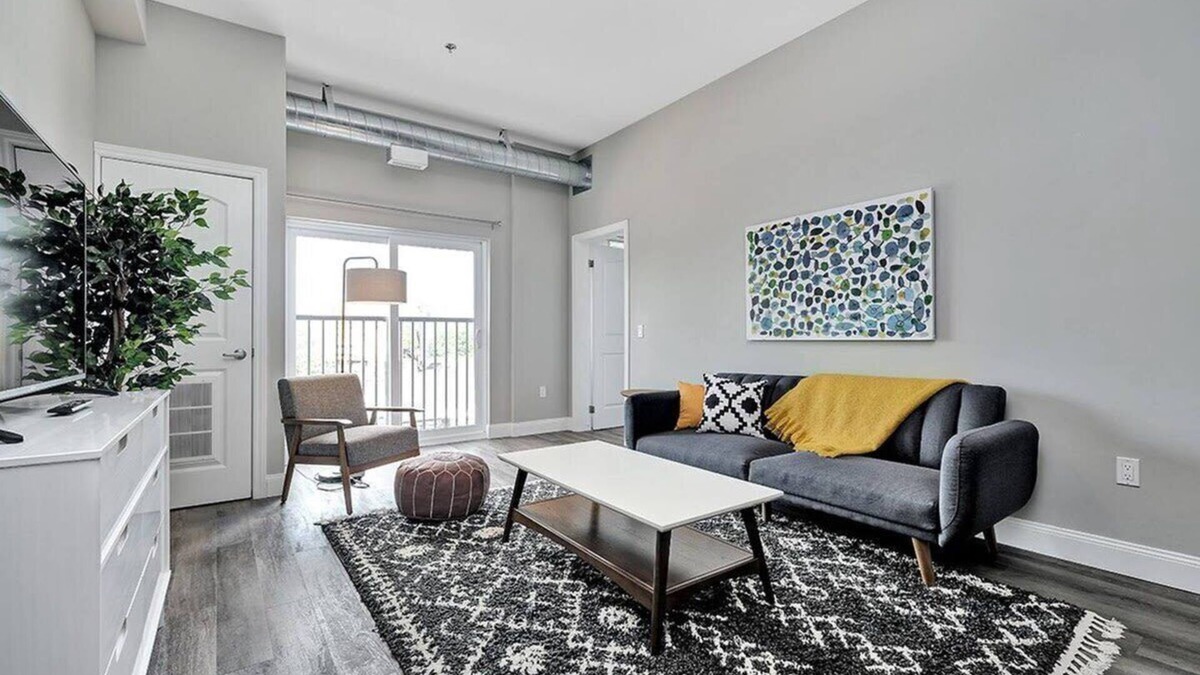 Sunnyside Condo | High-end condo downtown Kingston near RMC/Queens