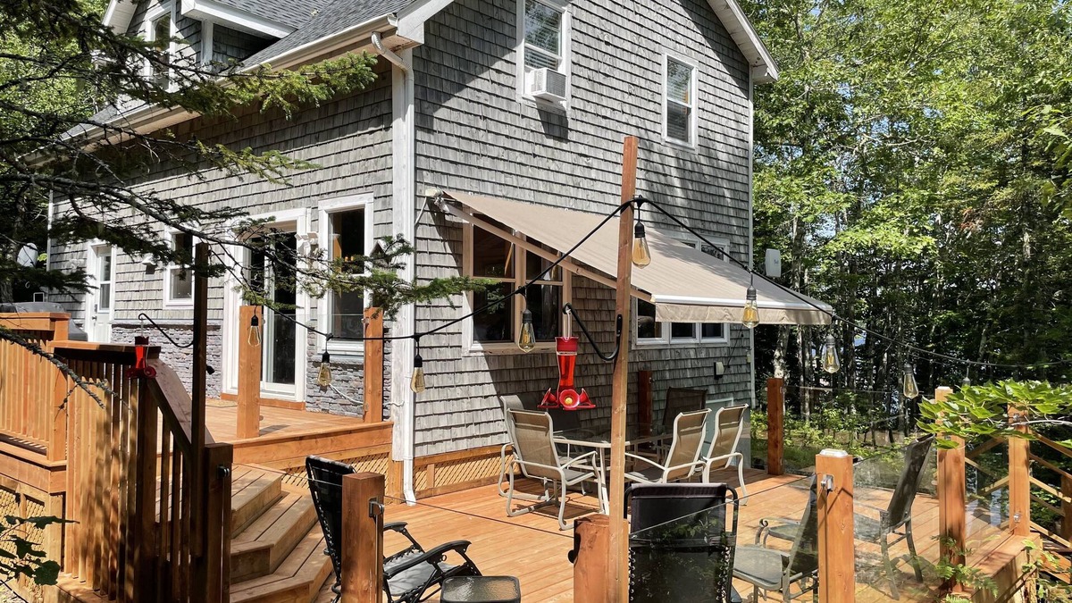 Smiths Corner House | High end cozy retreat ideal for large families with wood stove & large firepit