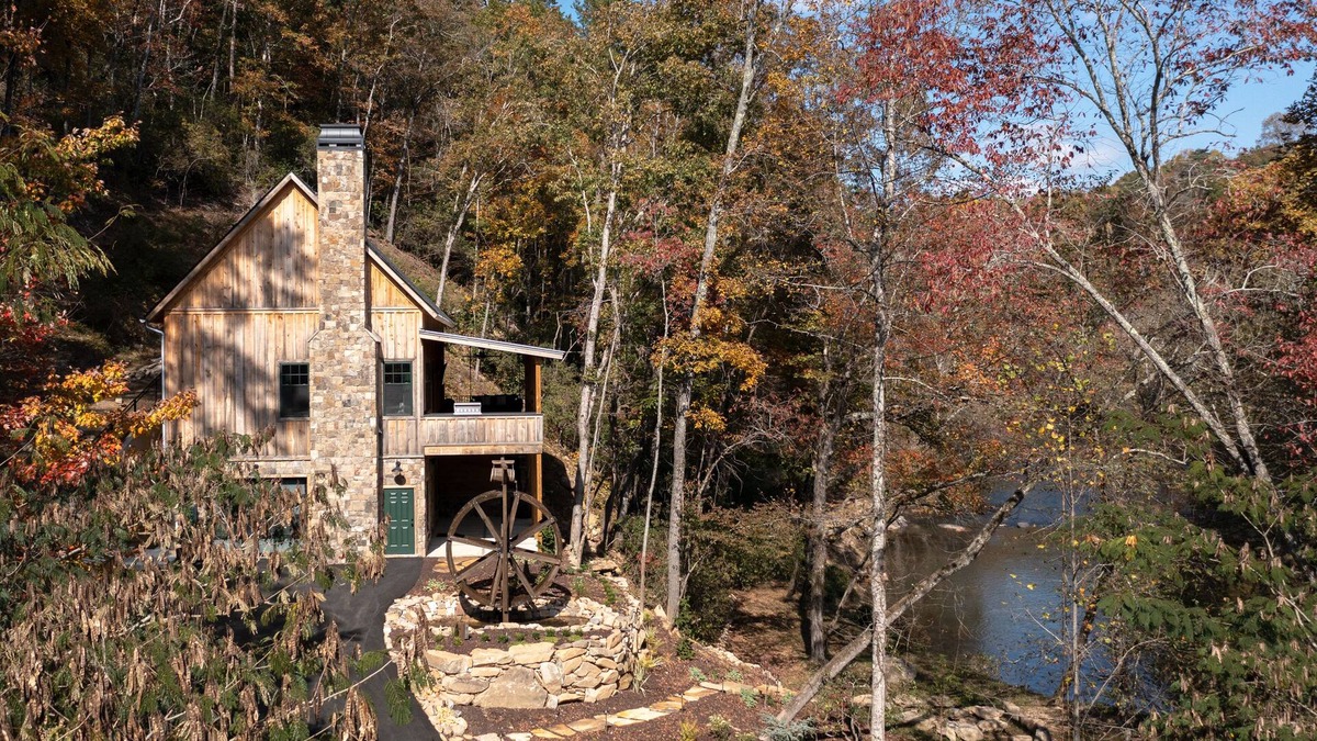 East Ellijay Cabin | High-end custom cabin that sits on the Cartecay River, hot tub, firepit