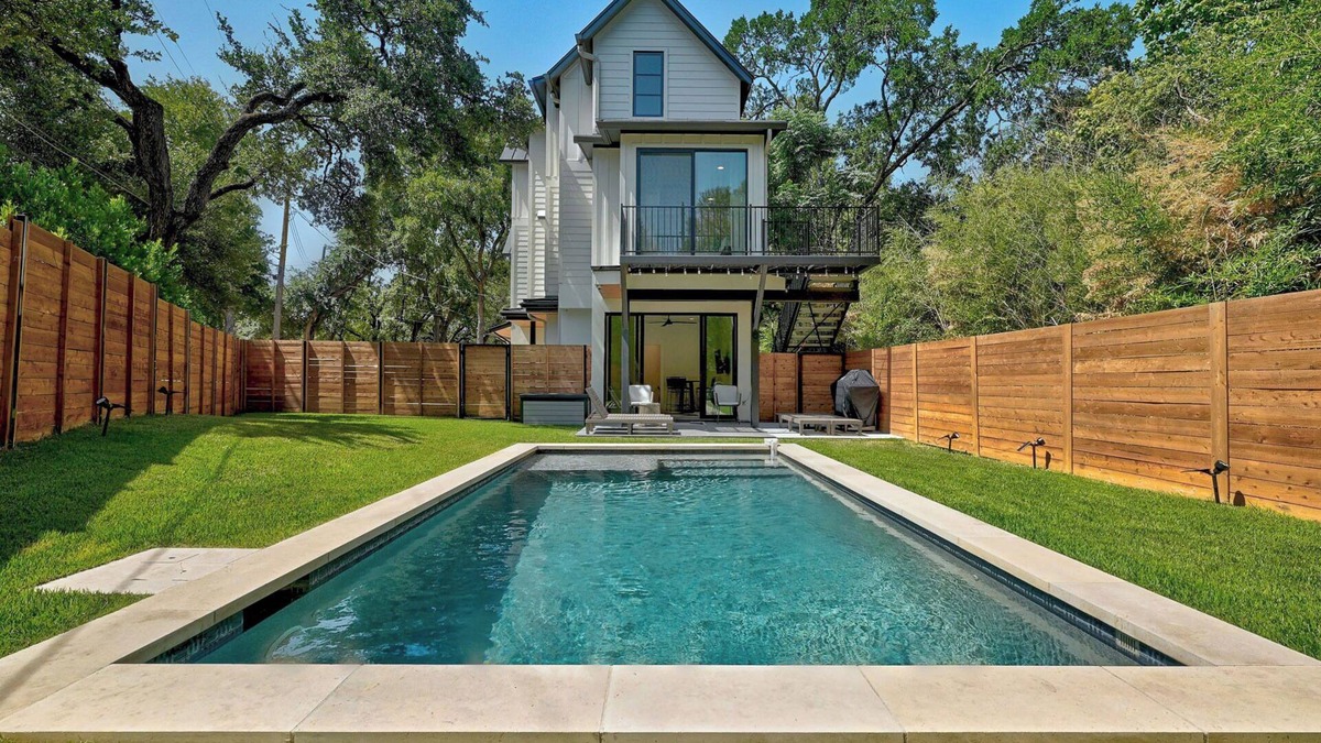 Tarrytown House | High-End Design + Private Pool - Sultana!