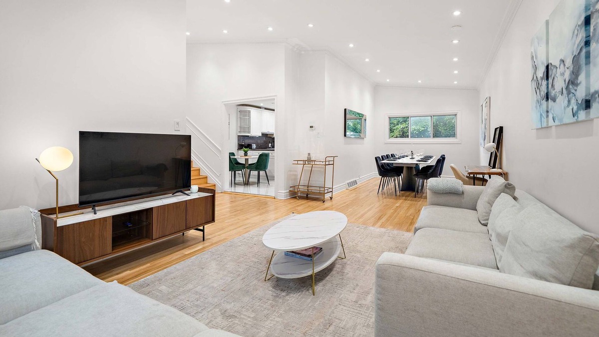 Cote-Saint-Luc House | High end full house sleeps 16. 3 bathrooms. Private Terrace and backyard