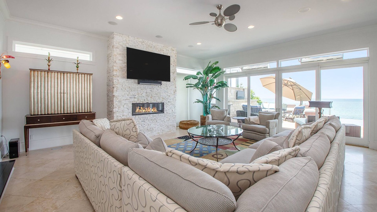 Grand Beach House | High-end lakefront home with poker table, infinity pool, pool table & WiFi