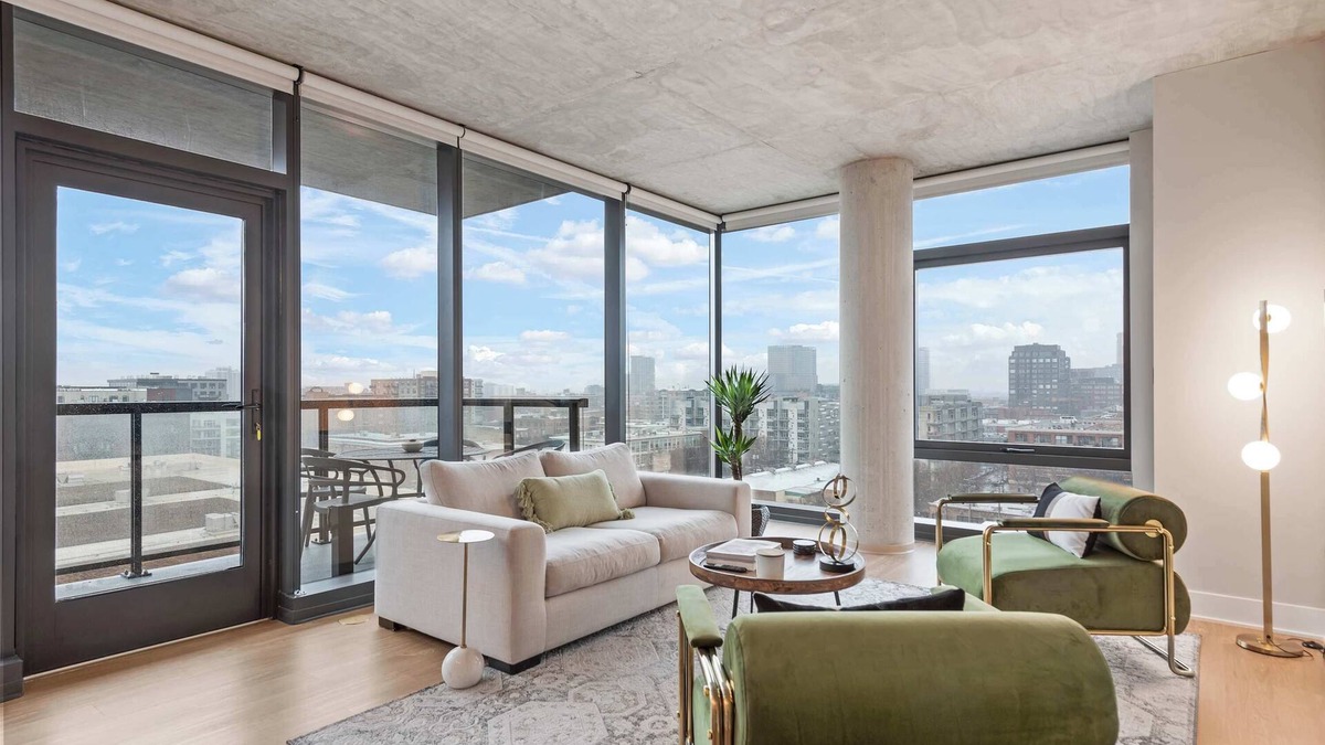 West Loop Apartment | High-End West Loop 2BR + City Views & Walkability