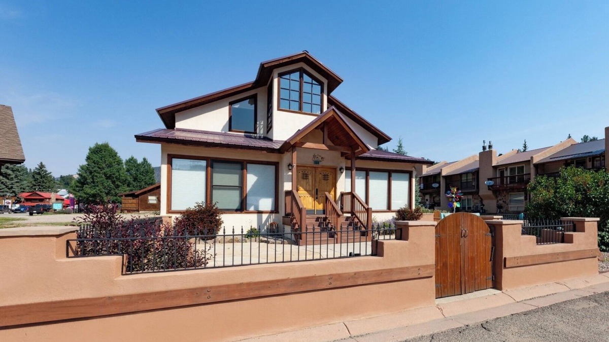 Red River House | High Expectations - In Town - New Property! - Fireplace - Adjustable Bed - Fence